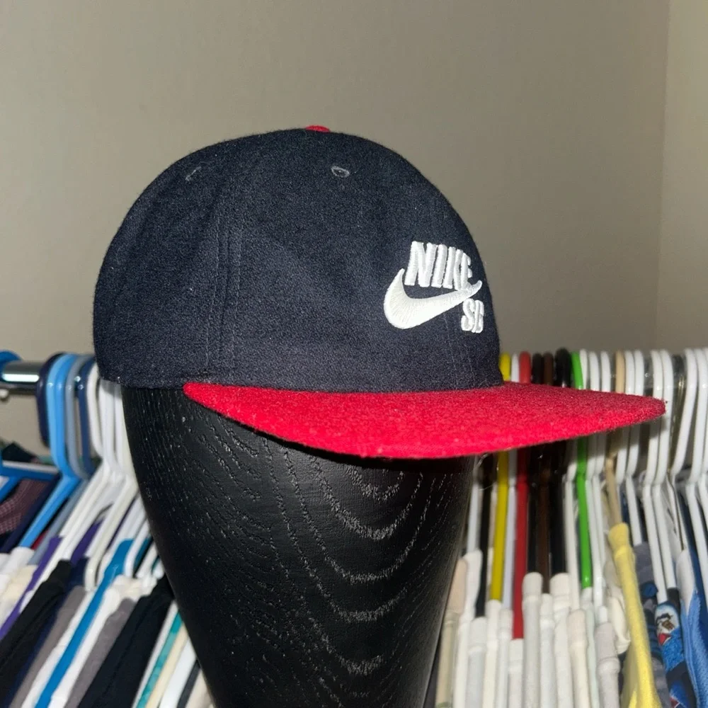 Rare Nike SB Red Black Leather Strap Adjustable SnapBack Hat Cap Skateboard